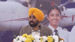 पंजाब CM ने भावी पायलट इंजीनियरों को दी नसीहत:उड़ान भरें पर जमीन से जुड़े रहें