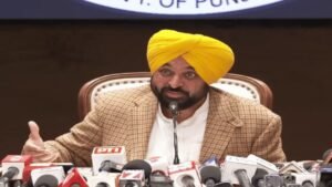 विदेश से लौटे CM Mann का Congress पर तंज: दोहा पढ़ा कि- कबीरा तेरी झोपड़ी, गलकटियन के पास, जो करेगा सो भरेगा, तू क्यों भयो उदास