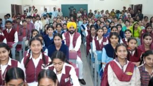 CM भगवंत सिंह मान ने आदमपुर के स्कूल ऑफ एमिनेंस में विद्यार्थियों से की मुलाकात