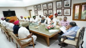 आप विधायक कुलदीप सिंह धालीवाल ने राज्यपाल से की मुलाकात, अजनाला को बाढ़ से बचाने के लिए उज नदी पर डैम बनाने की मांग की