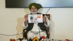 आप का अकालियों पर पलटवार, बलतेज पन्नू ने अमरदीप ग्रेवाल की सीनियर भाजपा नेताओं के साथ गुरी चाहल की अकालियों के साथ दिखाईं तस्वीरें
